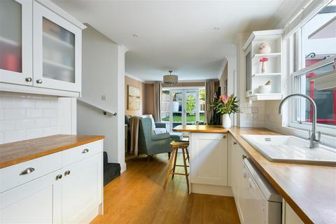 28 Pikes Hill, Epsom, KT17 4EA