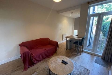 3 bedroom terraced house to rent, Clarendon Park Road, Leicester