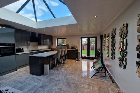 4 bedroom terraced house to rent, Meadway, Ilford IG3