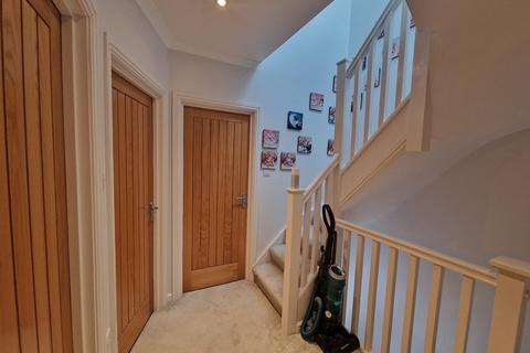 4 bedroom terraced house to rent, Meadway, Ilford IG3