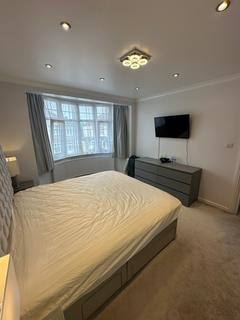 4 bedroom terraced house to rent, Meadway, Ilford IG3