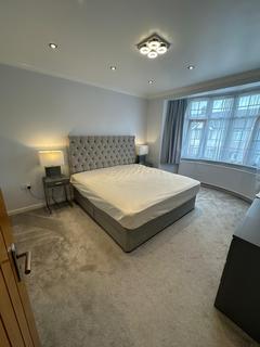 4 bedroom terraced house to rent, Meadway, Ilford IG3