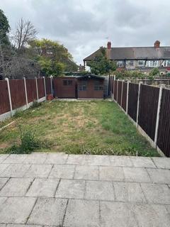4 bedroom terraced house to rent, Meadway, Ilford IG3