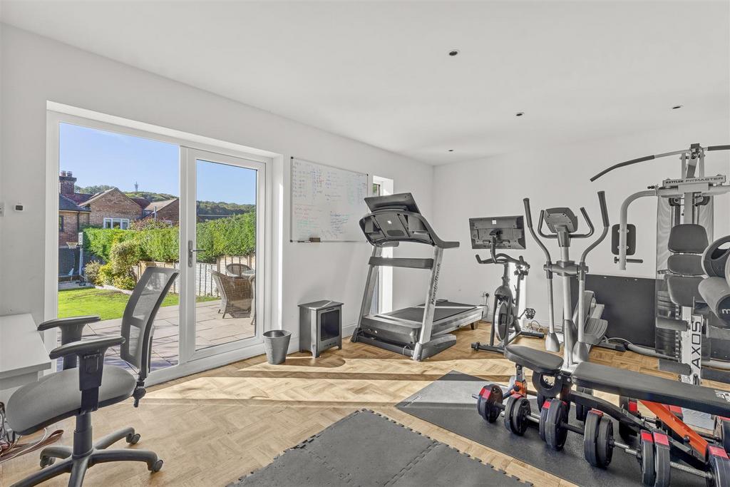 Regis, Valley Road, HP14 4 LW-23.jpg