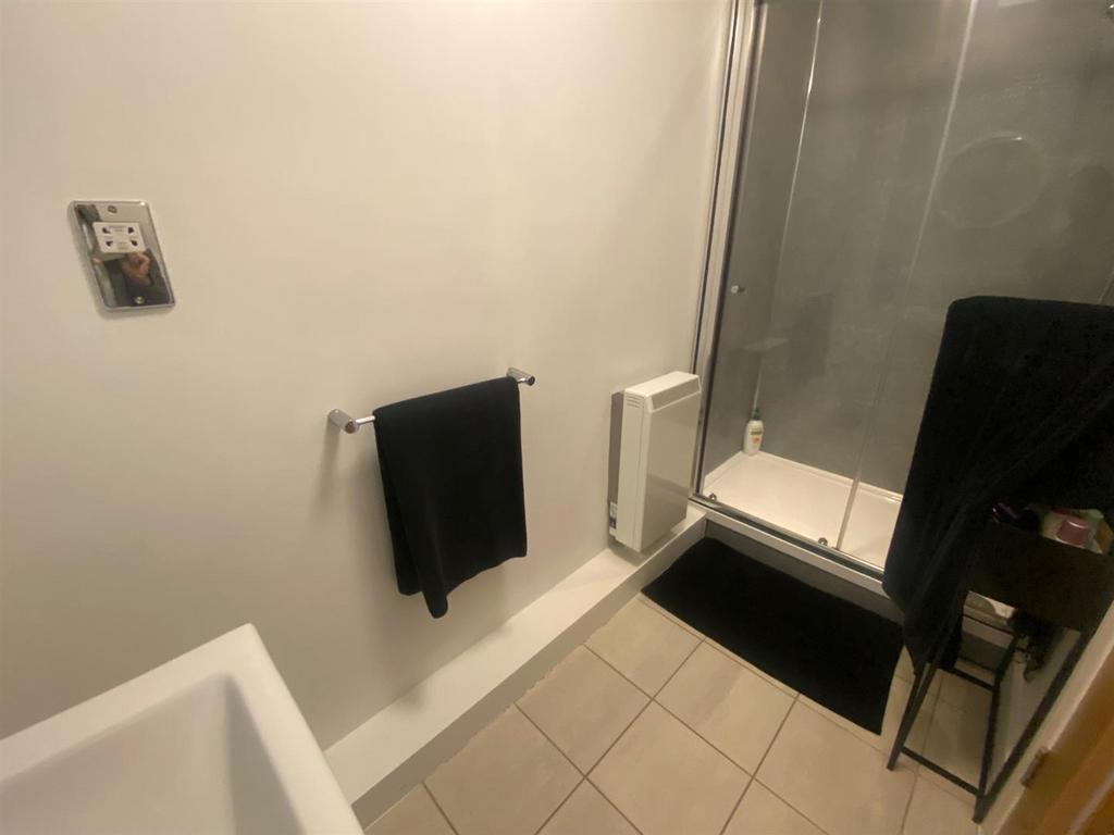 SHOWER ROOM.jpg