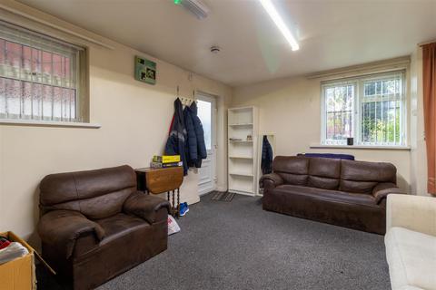 3 bedroom flat to rent, Cardigan Road, Hyde Park, Leeds