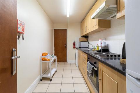 3 bedroom flat to rent, Cardigan Road, Hyde Park, Leeds
