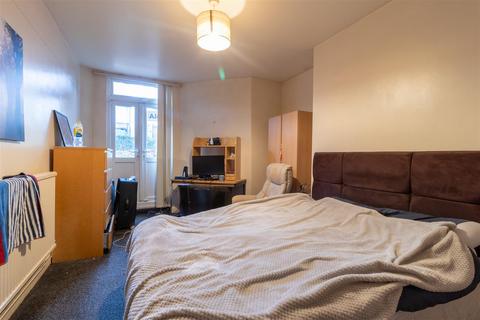 3 bedroom flat to rent, Cardigan Road, Hyde Park, Leeds