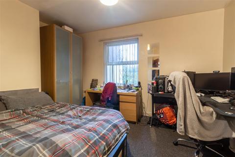 3 bedroom flat to rent, Cardigan Road, Hyde Park, Leeds