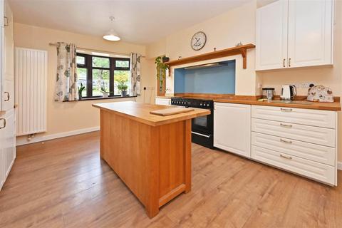 4 bedroom semi-detached house for sale, Meadowside, Saverley Green