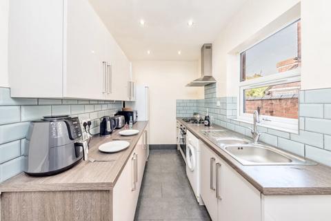 3 bedroom terraced house to rent, St Leonards Road, Leicester LE2