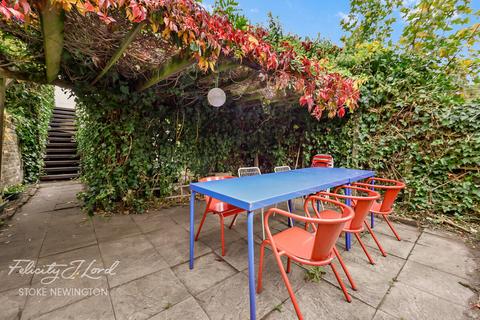 27b Walford Road, London, N16 8EF