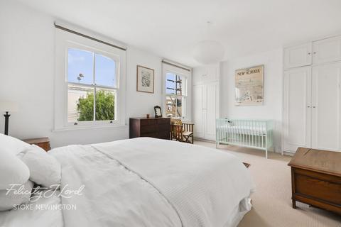 27b Walford Road, London, N16 8EF