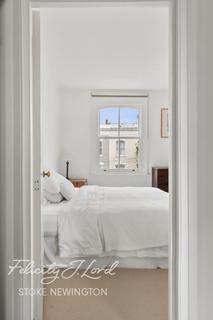 27b Walford Road, London, N16 8EF