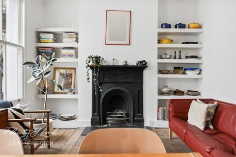 27b Walford Road, London, N16 8EF