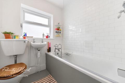 27b Walford Road, London, N16 8EF