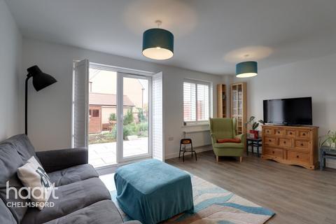 3 bedroom semi-detached house for sale, Foxglove Avenue, Chelmsford