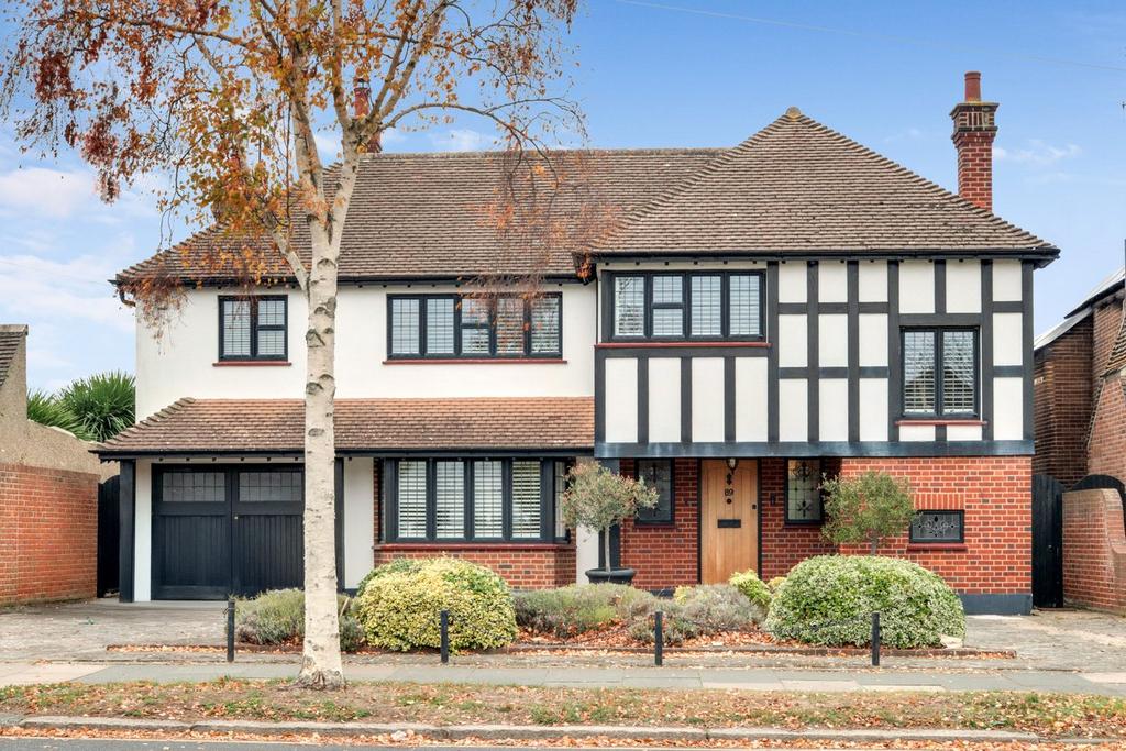 The Broadway, Thorpe Bay SS1 4 bed detached house for sale - £1,400,000