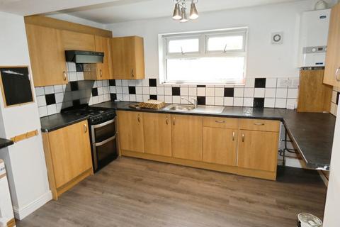 3 bedroom flat to rent, The Green, North Wingfield, S42