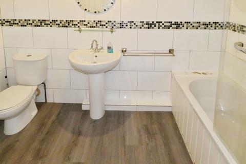 3 bedroom flat to rent, The Green, North Wingfield, S42