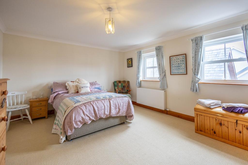 Side Double Bedroom 4