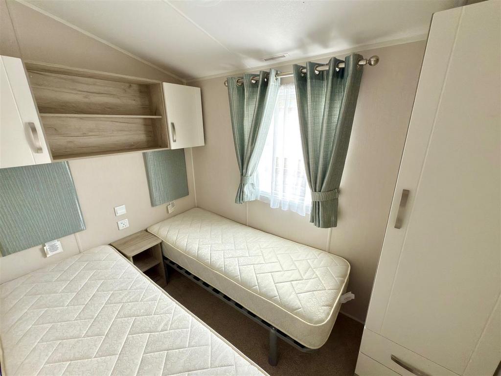 Bed 2.jpg