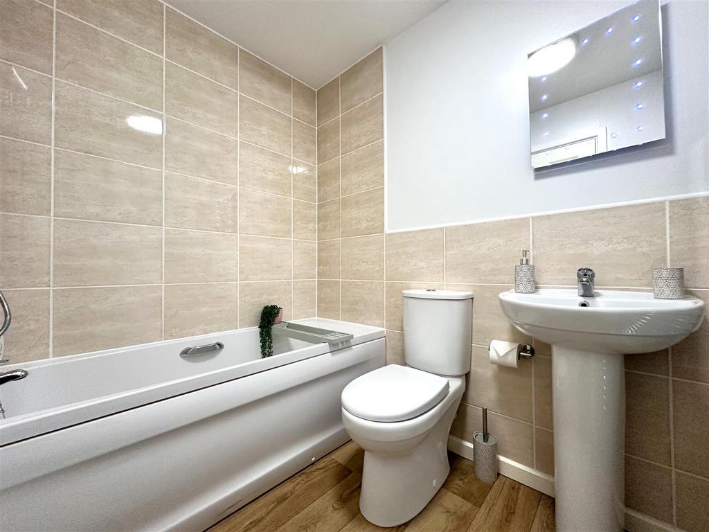 Family Bathroom 462