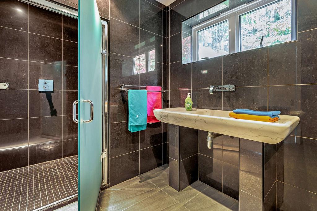 Pool Shower Room