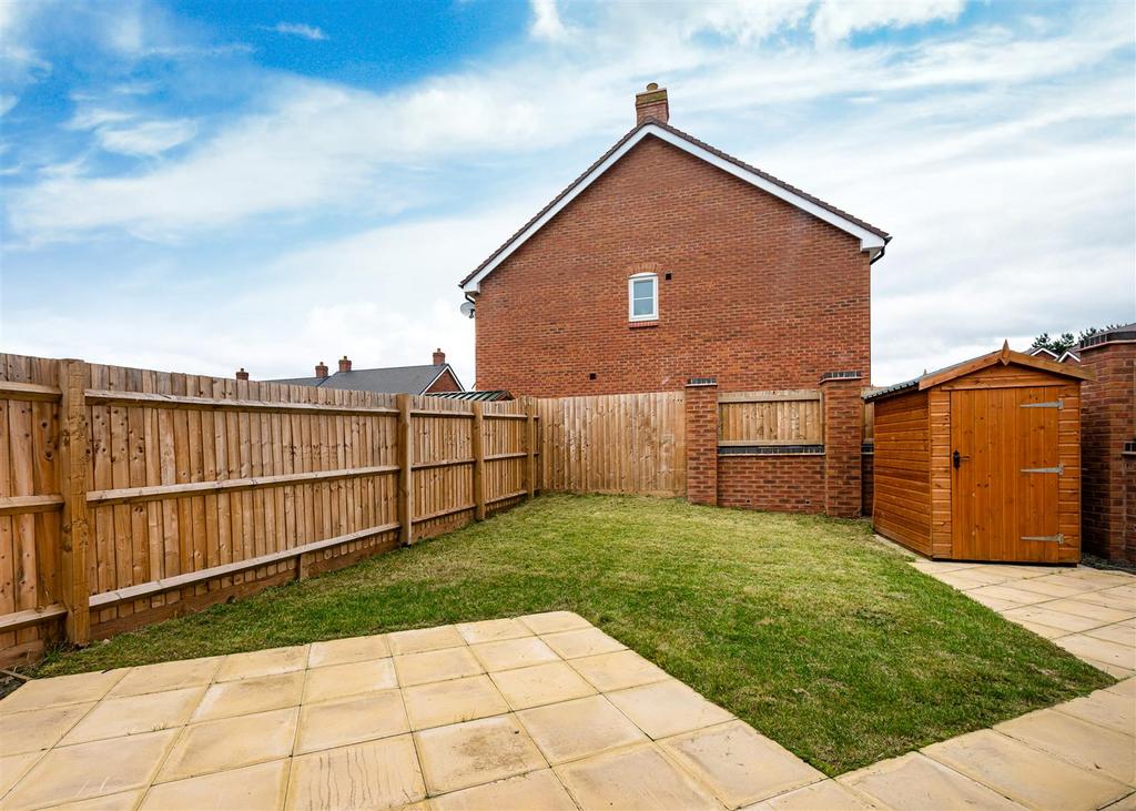 28 Cobham Close-13.jpg