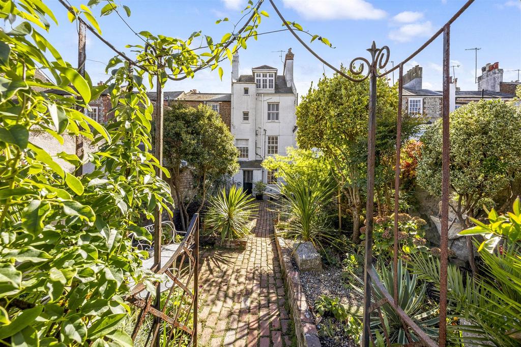 Ambrose Place, 4 4a-006.JPG