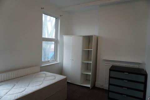 Studio to rent, Uxbridge Road, London