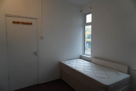 Studio to rent, Uxbridge Road, London