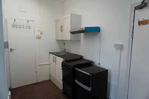 Studio to rent, Uxbridge Road, London