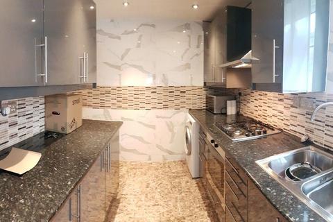 3 bedroom terraced house to rent, Grandale Street, Manchester