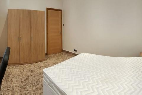 3 bedroom terraced house to rent, Grandale Street, Manchester