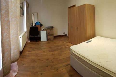 3 bedroom terraced house to rent, Grandale Street, Manchester