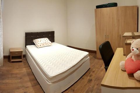 3 bedroom terraced house to rent, Grandale Street, Manchester