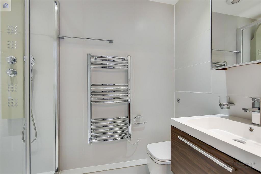 8 Master Ensuite-0.jpg
