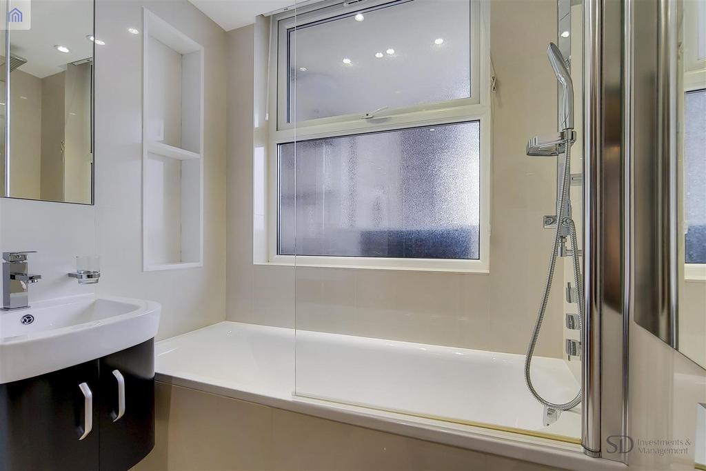 6 Bathroom-0.jpg