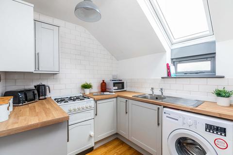 3 bedroom flat to rent, Headingley Mount, Leeds LS6
