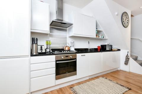 2 bedroom flat for sale, Lavender Hill, London, SW11