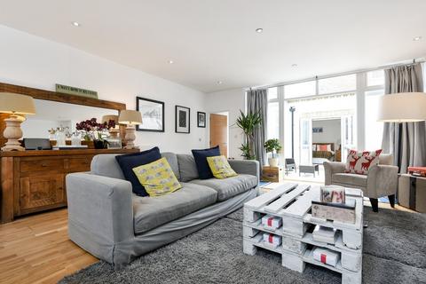 Lavender Hill, Battersea, London, SW11