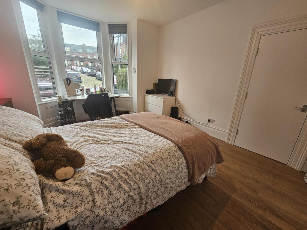 Spacious and well-maintained master bedroom fea...