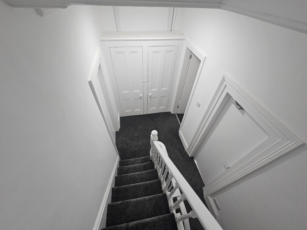 Bright, well-maintained staircase hallway with ...