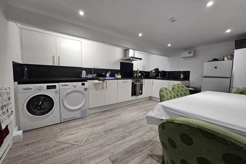 4 bedroom house to rent, Regent Park Avenue, Leeds LS6