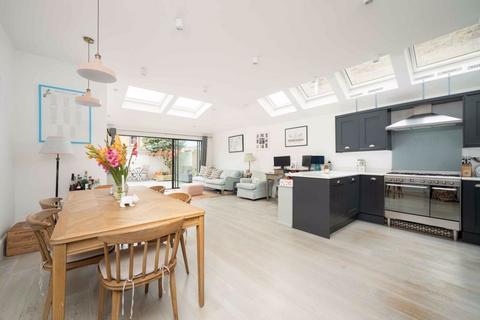 2 bedroom ground floor flat for sale, Jeddo Road W12