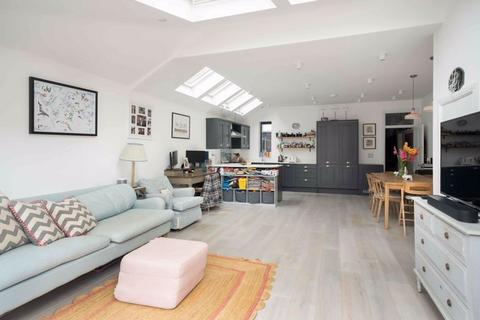 2 bedroom ground floor flat for sale, Jeddo Road W12