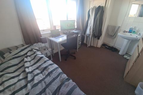 5 bedroom house to rent, Manor 39 Drive, Leeds LS6