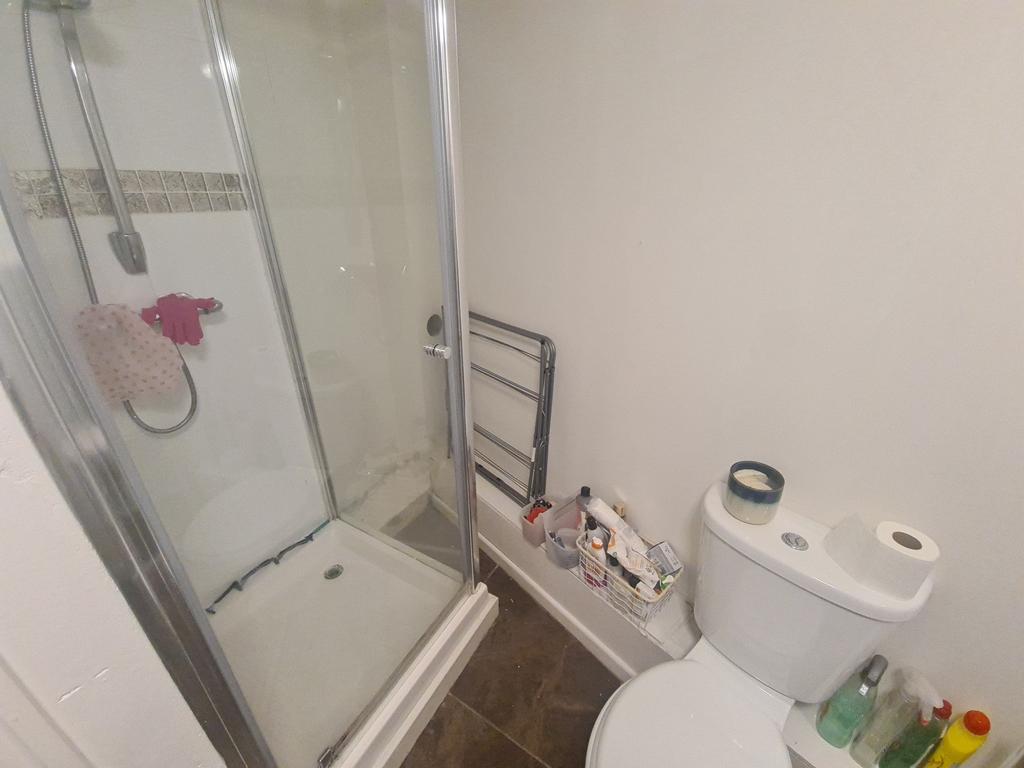 A spacious and well-maintained bathroom featuri...