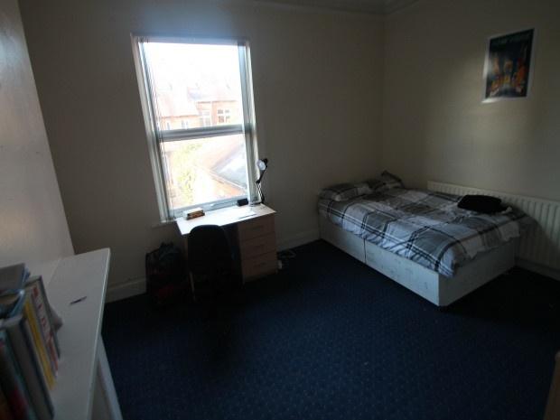 A cozy bedroom featuring a double bed placed ag...
